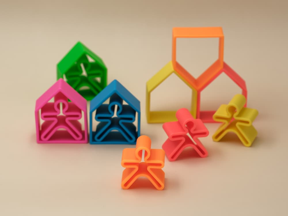 Les maisons et personnages colorés