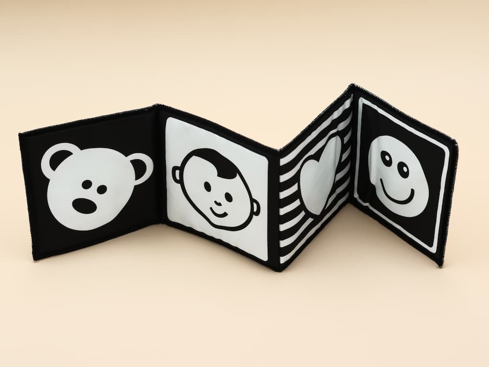 Livre à poser noir et blanc formes simples