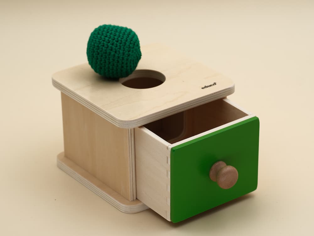 Boîte à coucou avec balle crochetée