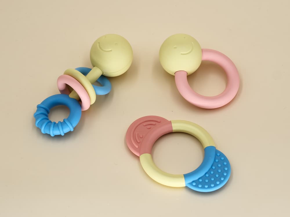 Anneaux et hochets d’exploration motrice